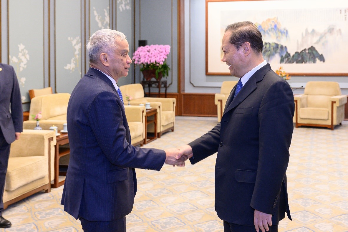 彭清华会见老挝和平与团结委员会考察团